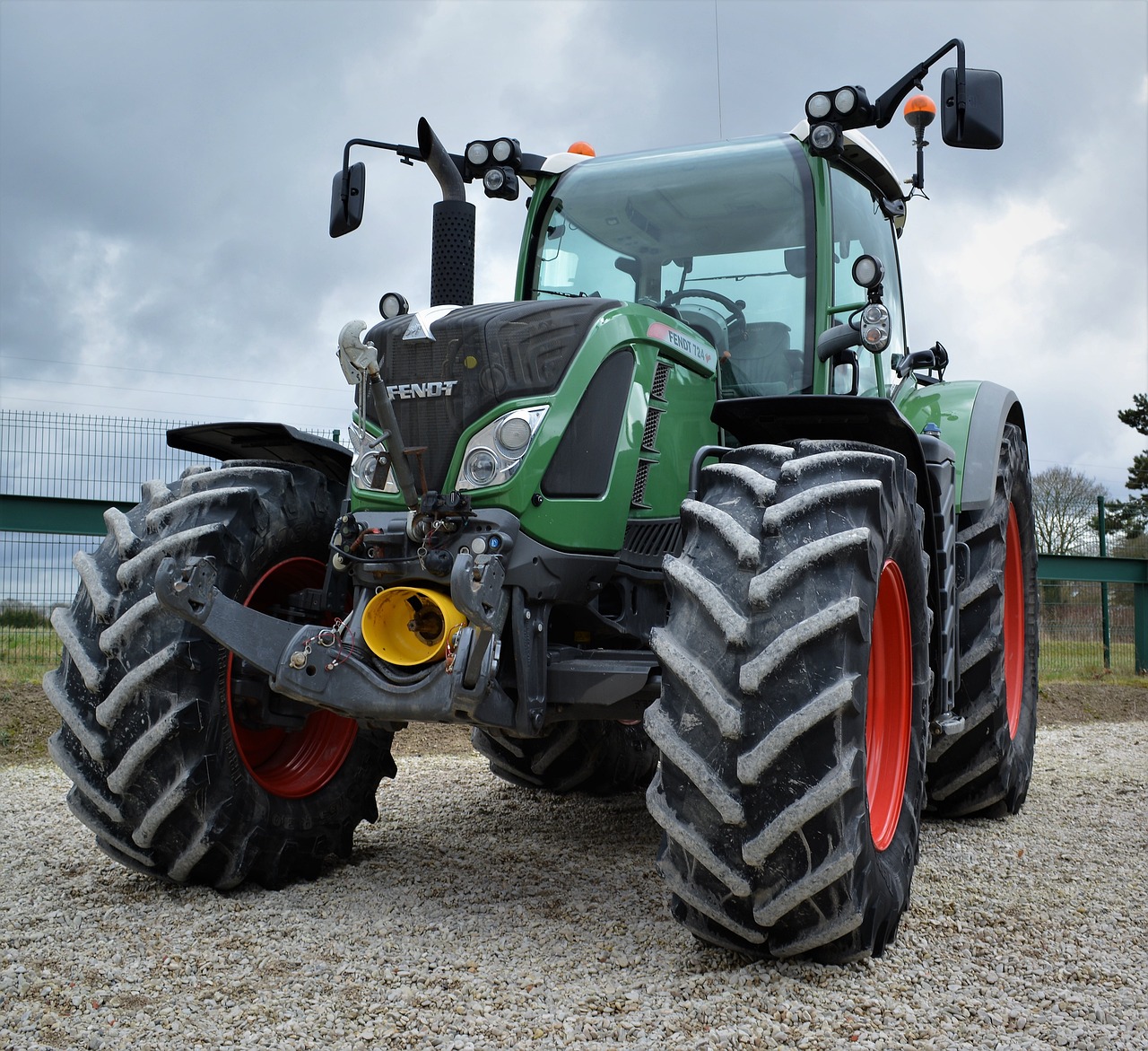 fendt, tractor, machine-3369617.jpg
